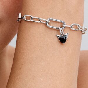 Q125_A_PDP_MODEL_SINGLE_41_1x1_RGB_bracelet