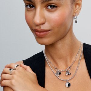 Q125_A_PDP_MODEL_STYLED_04_1x1_RGB