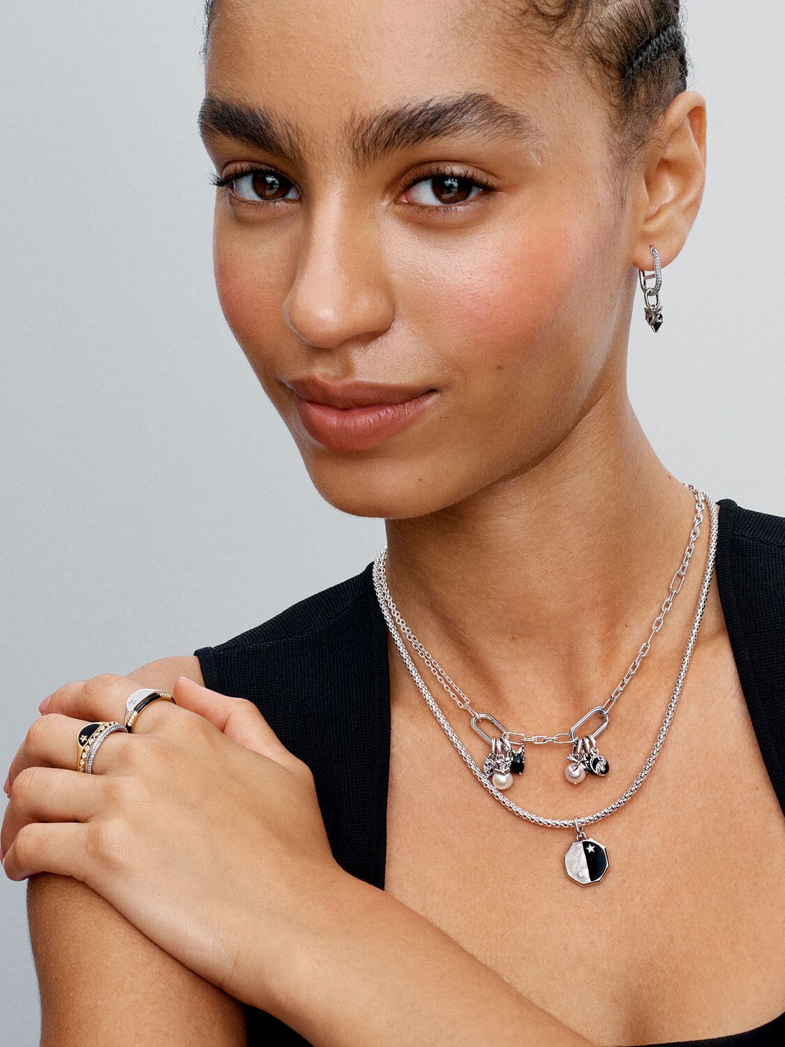 Q125_A_PDP_MODEL_STYLED_04_1x1_RGB