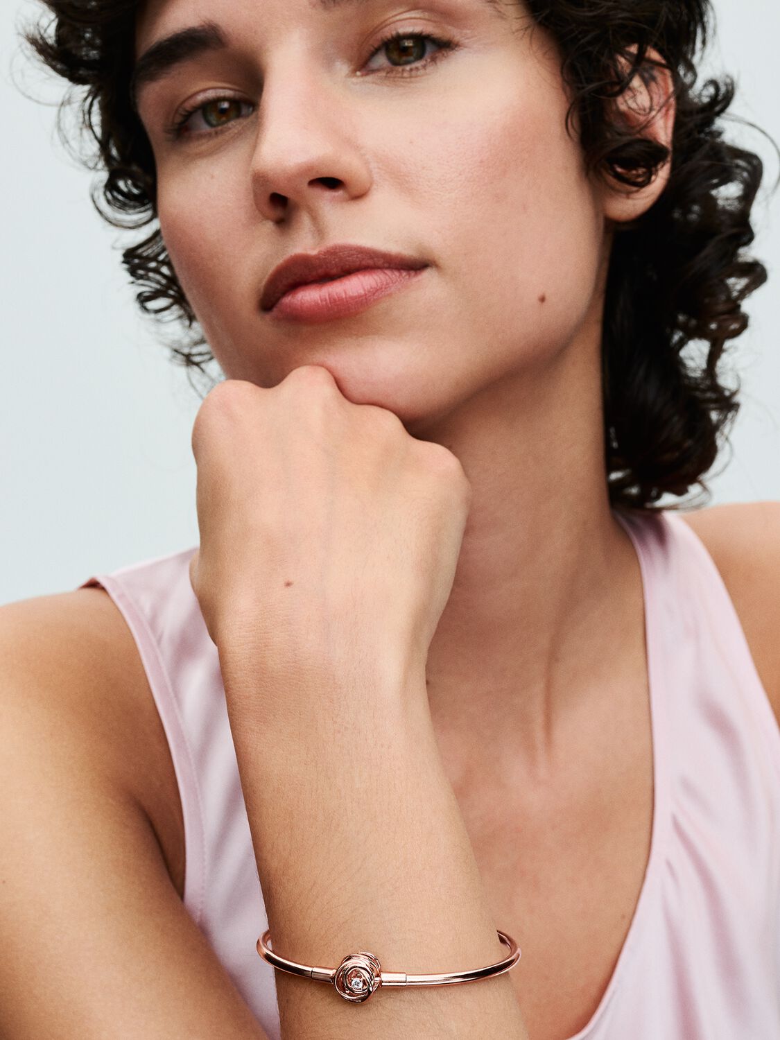 Q224_C_PDP_Model_Single_09_1x1_RGB