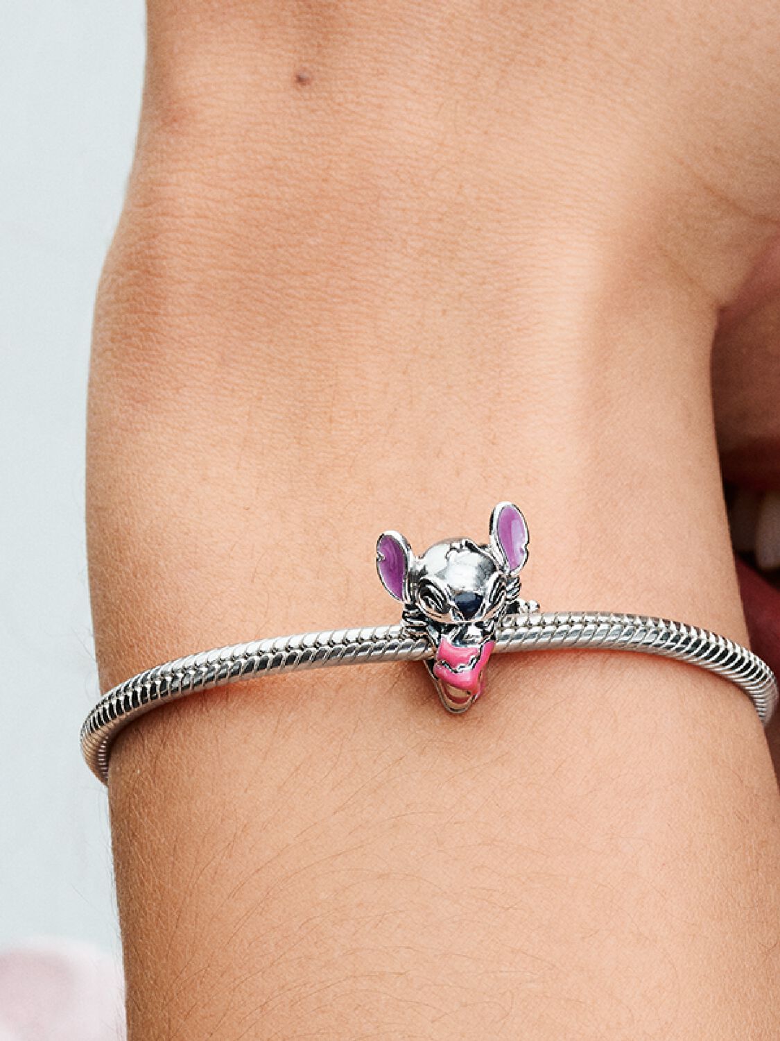 Q224_C_PDP_Model_Single_11_1x1_RGB_charm