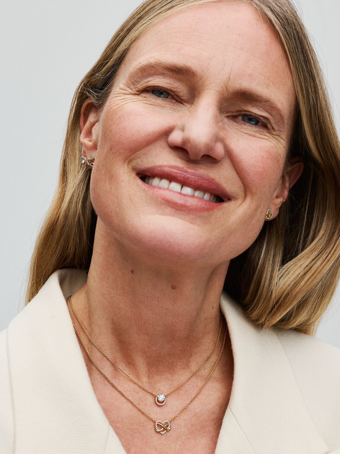 Q224_C_PDP_Model_Styled_08_PREMD_1x1_RGB