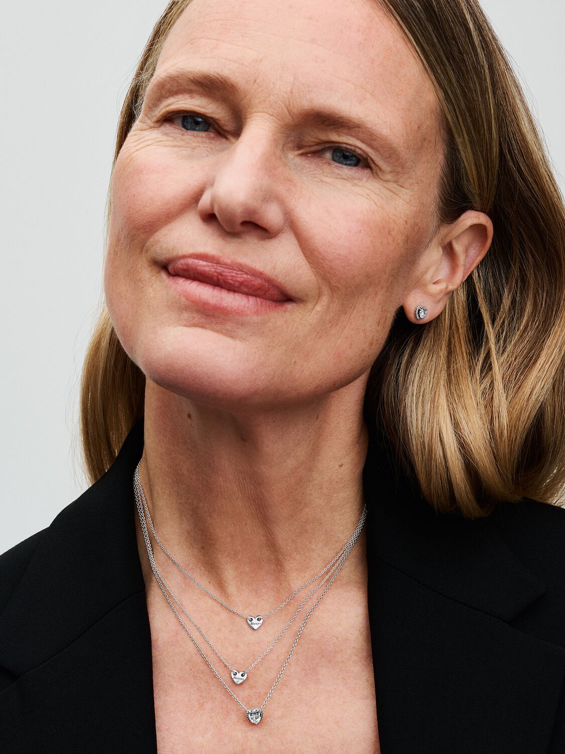 Q224_C_PDP_Model_Styled_17_1x1_RGB