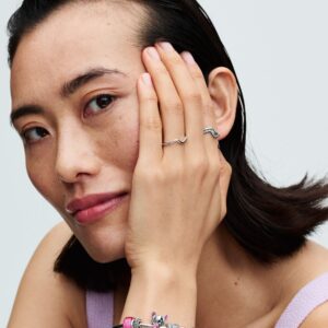 Q224_C_PDP_Model_Styled_24_1x1_RGB