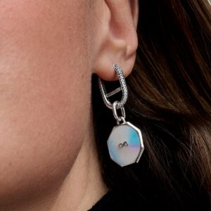 Q224_D_PDP_Model_Single_22_1x1_RGB_charm