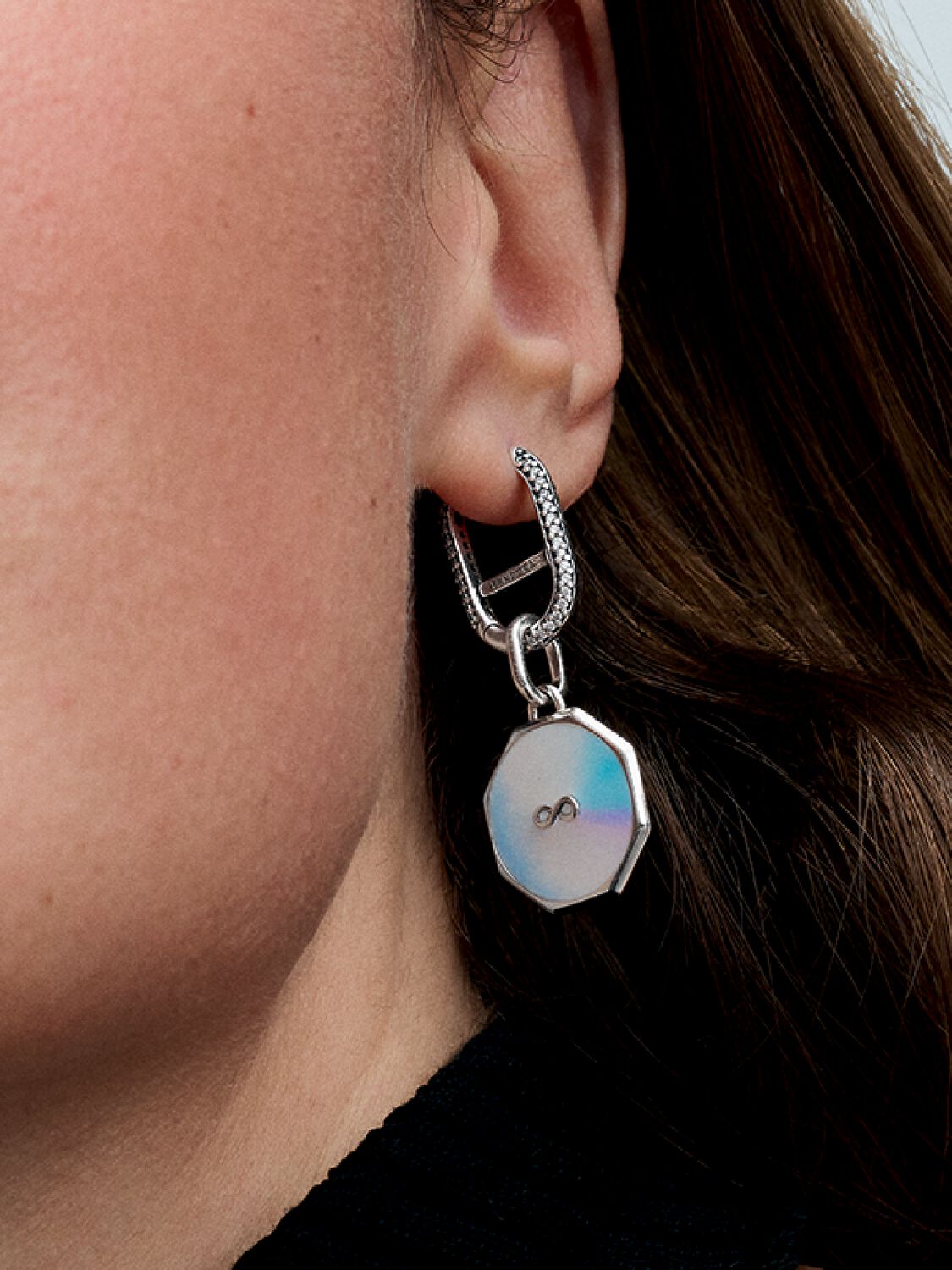 Q224_D_PDP_Model_Single_22_1x1_RGB_charm