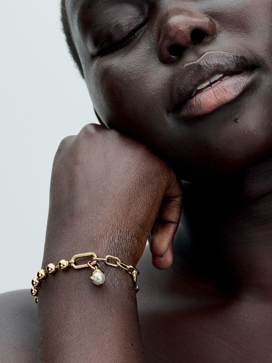 Q224_D_PDP_Model_Single_29_1x1_RGB