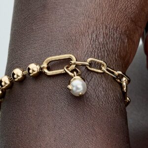 Q224_D_PDP_Model_Single_29_1x1_RGB_charm