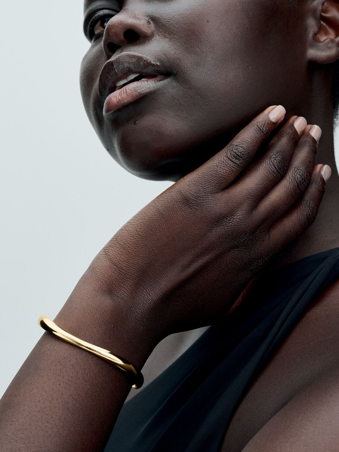 Q224_D_PDP_Model_Single_34_1x1_RGB