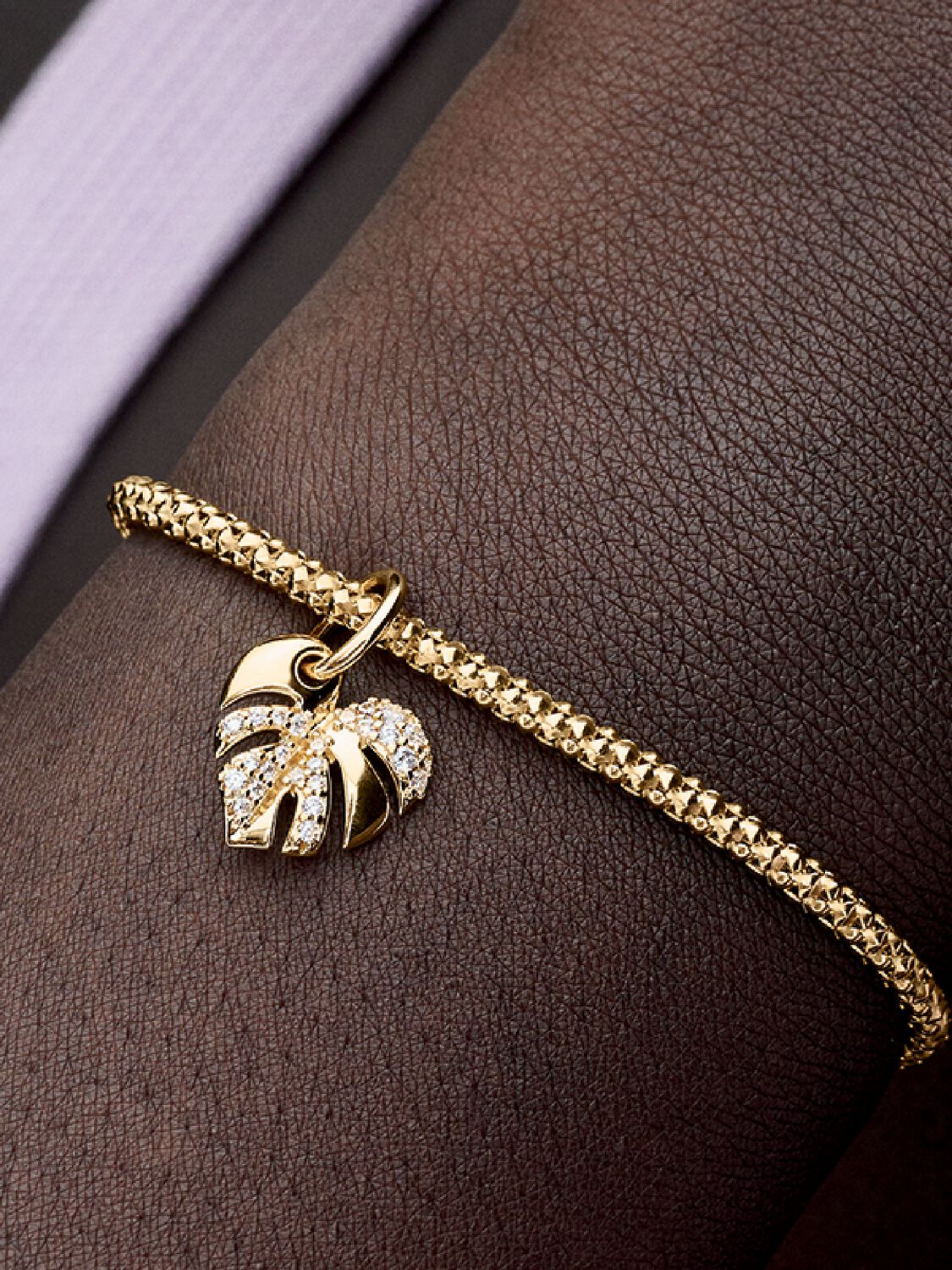 Q224_D_PDP_Model_Single_40_1x1_RGB_charm