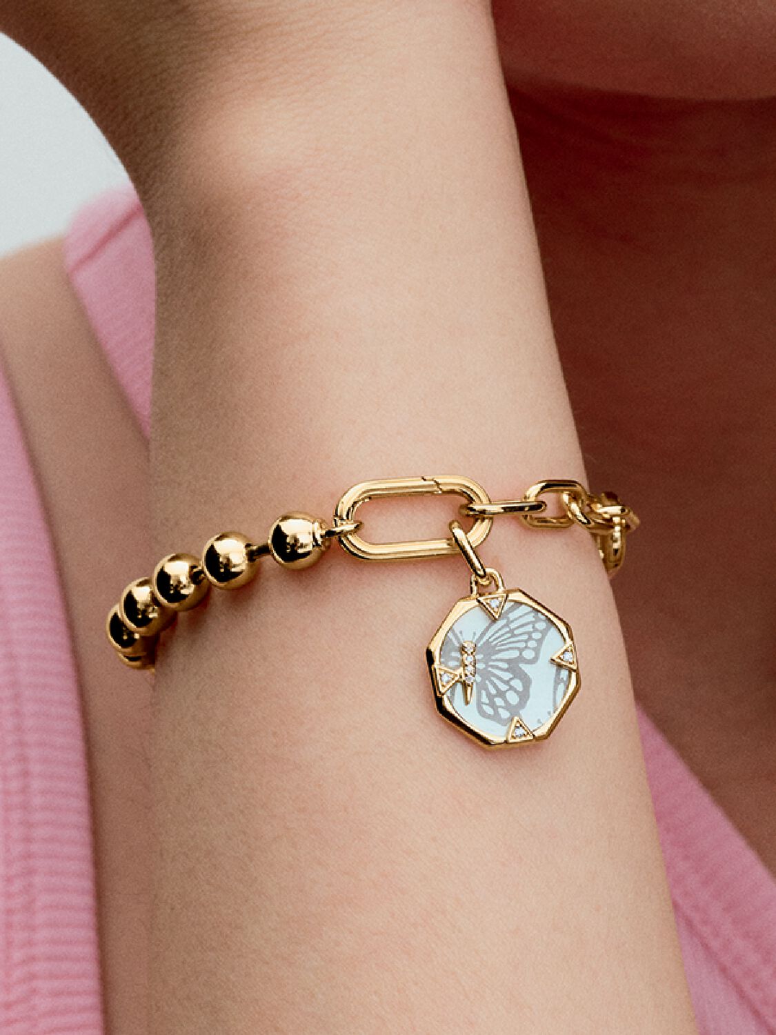 Q224_D_PDP_Model_Single_62_1x1_RGB_charm