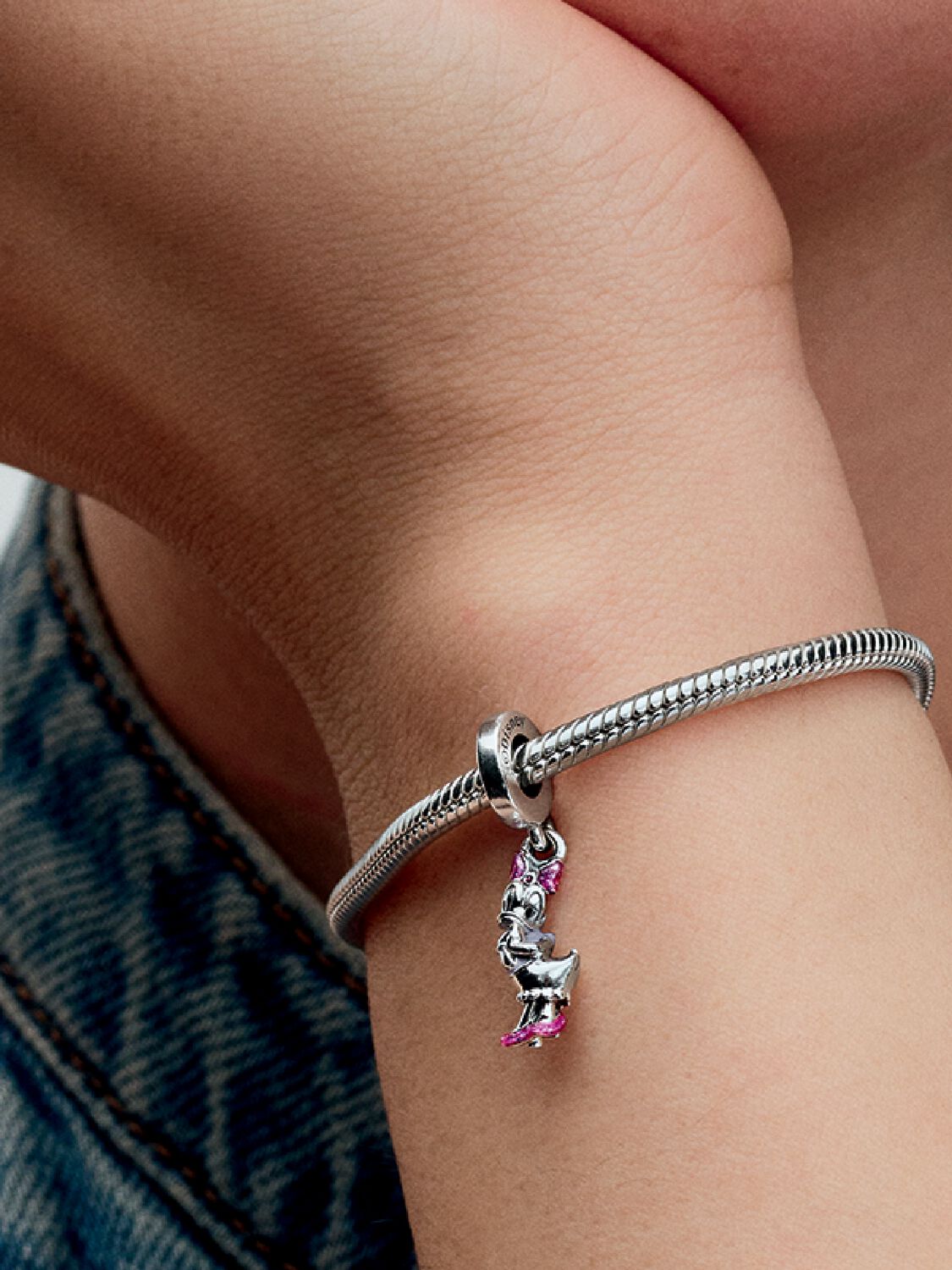 Q224_D_PDP_Model_Single_65_1x1_RGB_charm