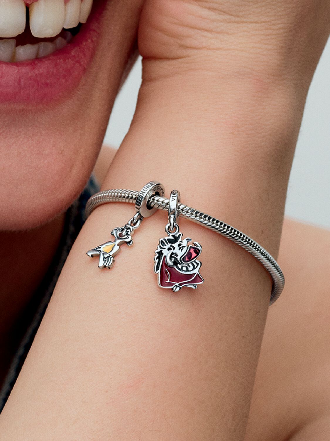 Q224_D_PDP_Model_Single_66_1x1_RGB_charm