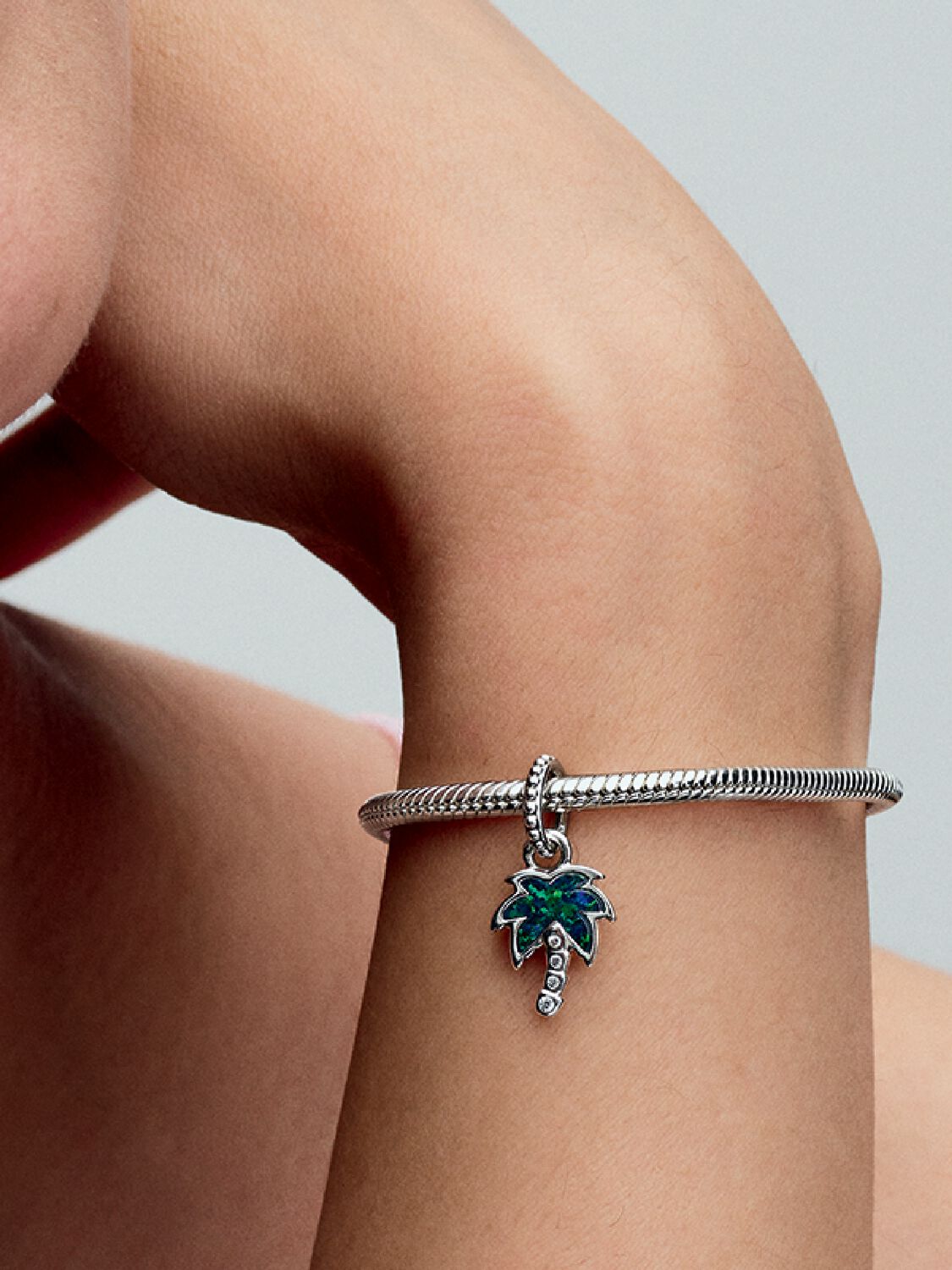 Q224_D_PDP_Model_Single_74_1x1_RGB_charm