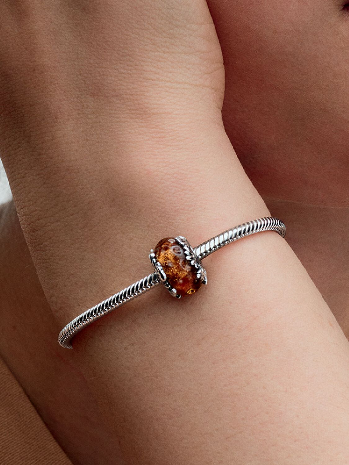 Q224_D_PDP_Model_Single_77_1x1_RGB_charm