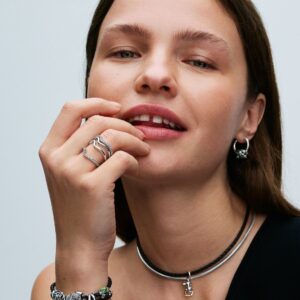 Q224_D_PDP_Model_Styled_04_1x1_RGB