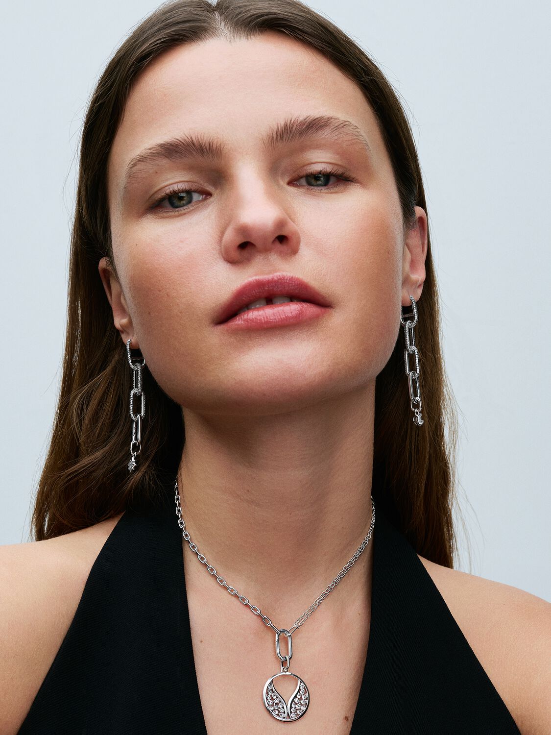 Q224_D_PDP_Model_Styled_05_1x1_RGB