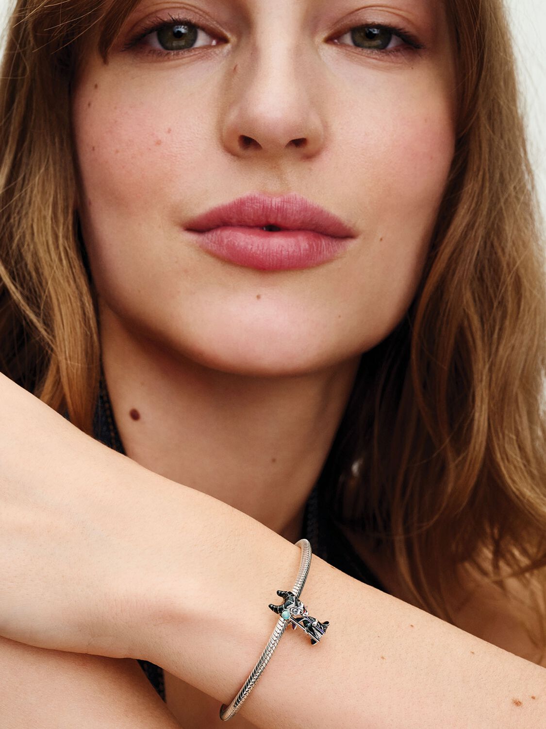 Q324_E_PDP_MODEL_SINGLE_34_1x1_RGB