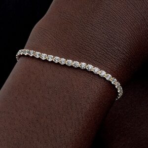 Q324_E+_PDP_MODEL_SINGLE_553471C01_YG_1x1_RGB_bracelet