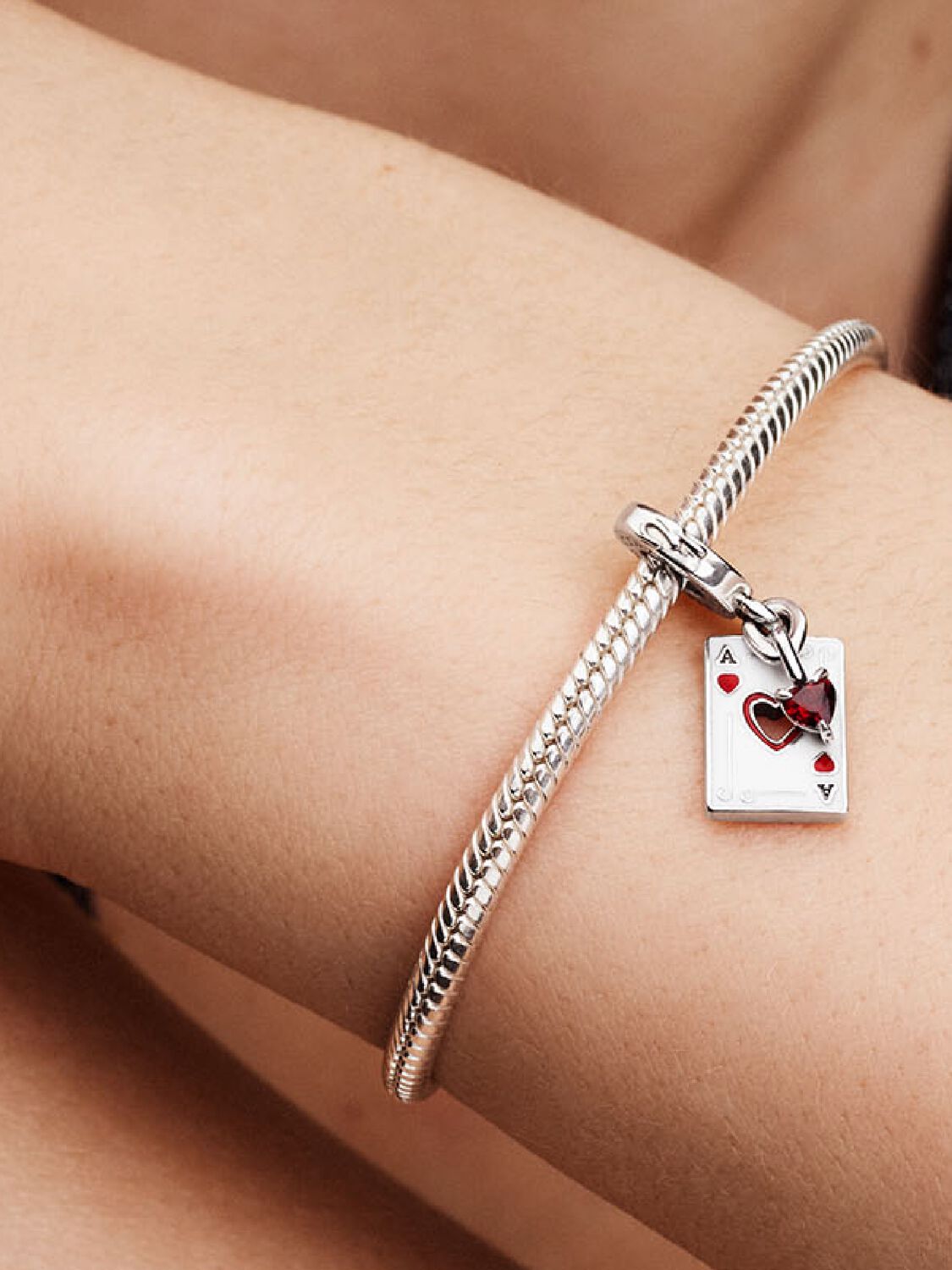 Q324_E_PDP_MODEL_SINGLE_56_1x1_RGB_charm