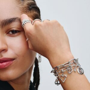 Q324_E_PDP_MODEL_STYLED_05_1x1_RGB