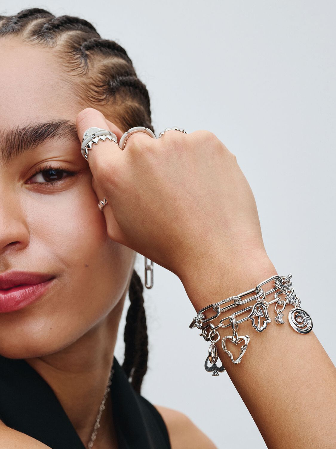 Q324_E_PDP_MODEL_STYLED_05_1x1_RGB