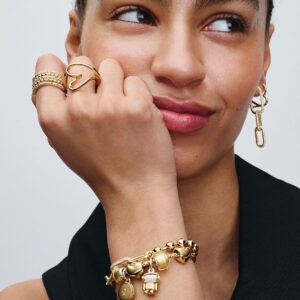 Q324_E_PDP_MODEL_STYLED_06_1x1_RGB