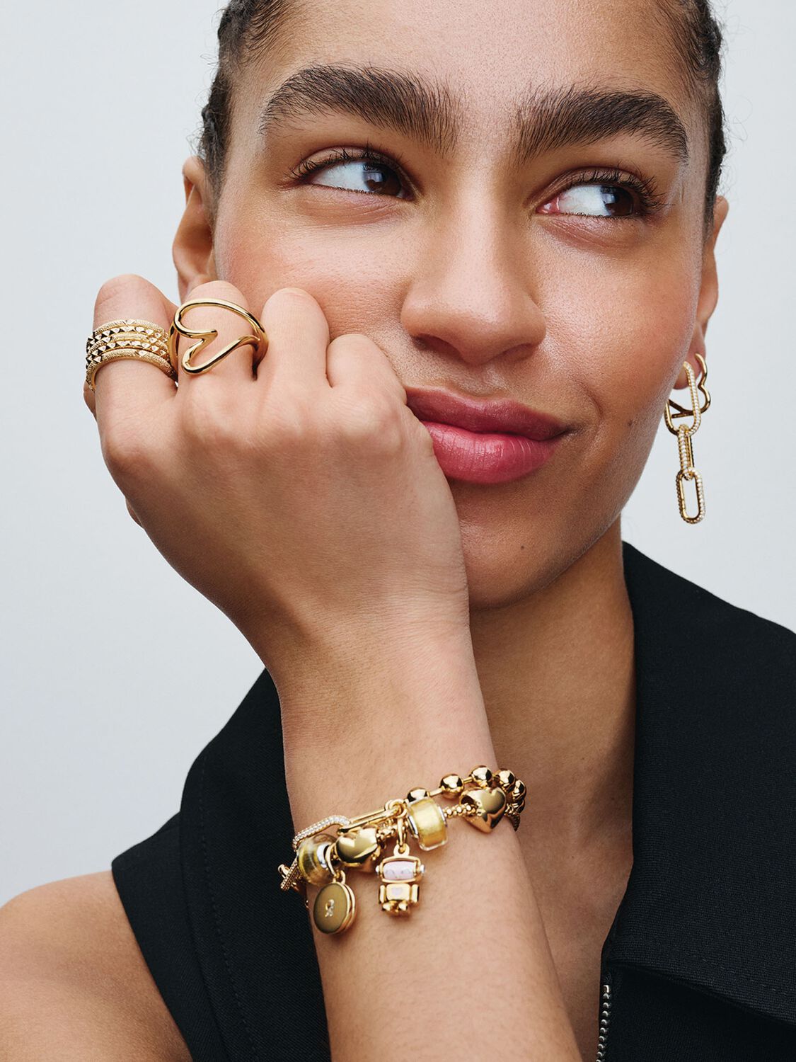 Q324_E_PDP_MODEL_STYLED_06_1x1_RGB