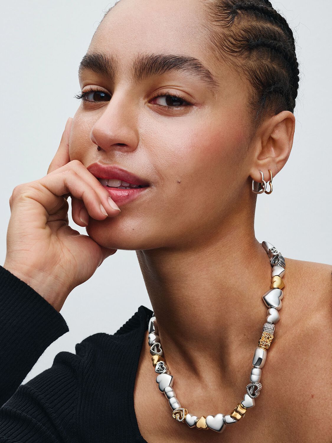 Q324_E_PDP_MODEL_STYLED_11_1x1_RGB