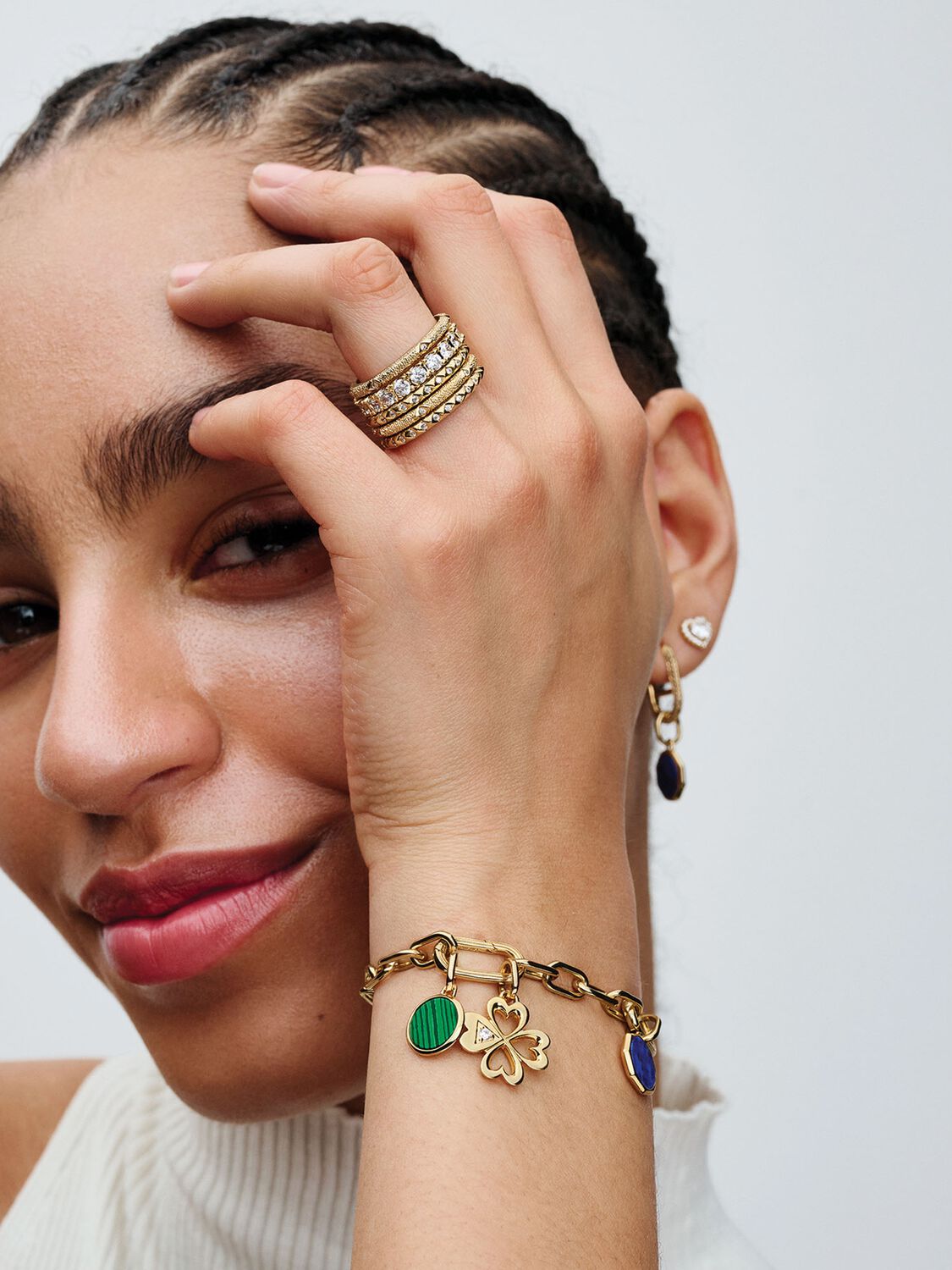 Q324_E_PDP_MODEL_STYLED_15_1x1_RGB