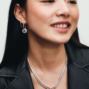 Q324_E_PDP_MODEL_STYLED_17_1x1_RGB