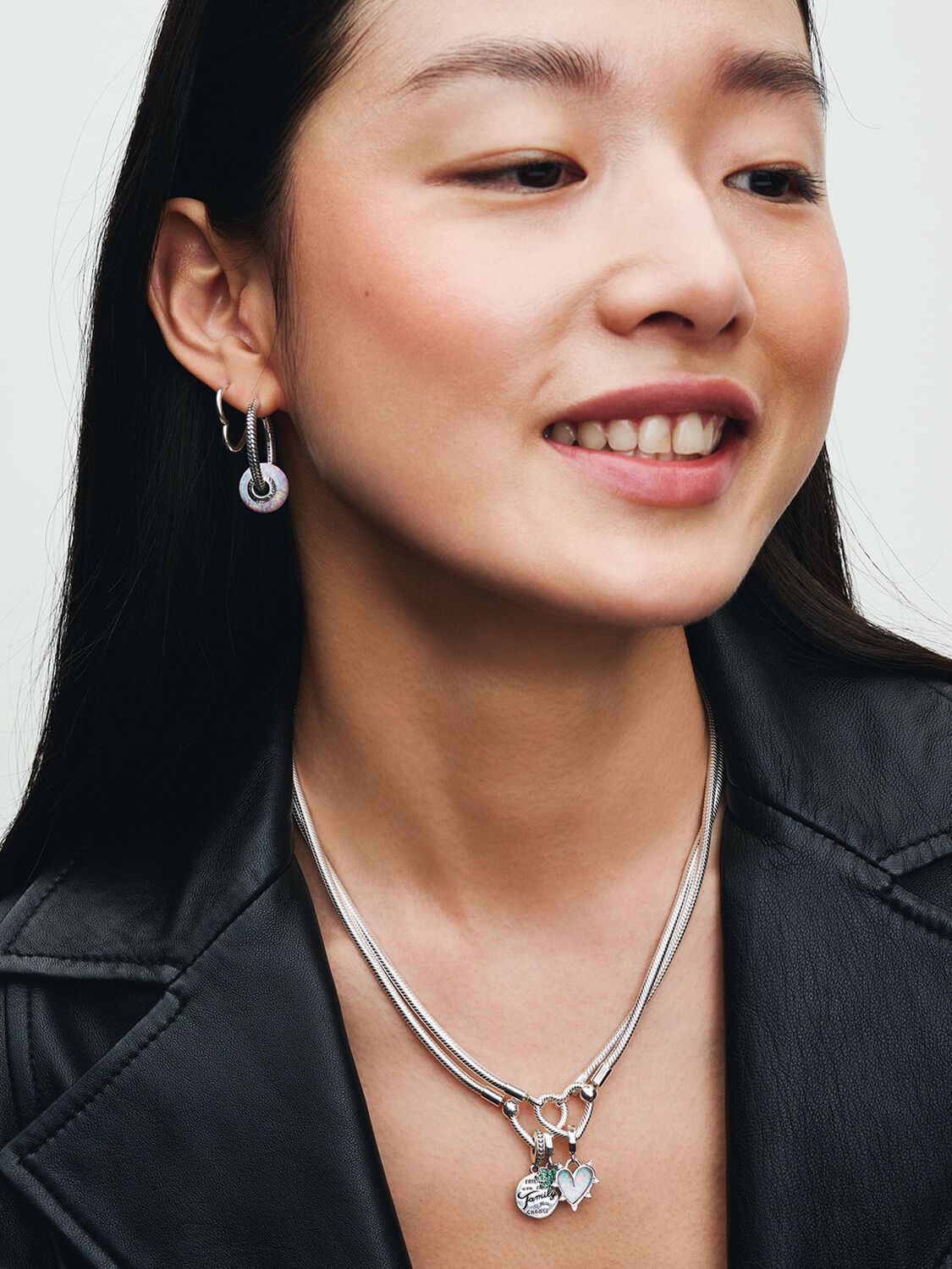 Q324_E_PDP_MODEL_STYLED_17_1x1_RGB