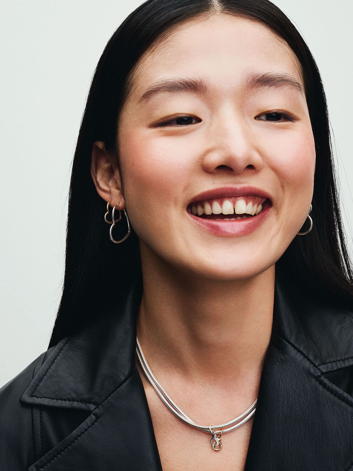 Q324_E_PDP_MODEL_STYLED_18_1x1_RGB