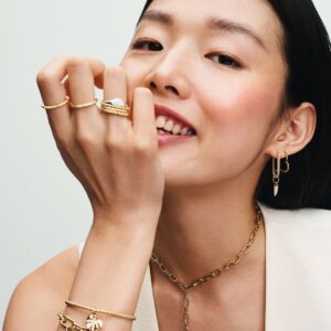 Q324_E_PDP_MODEL_STYLED_23_1x1_RGB