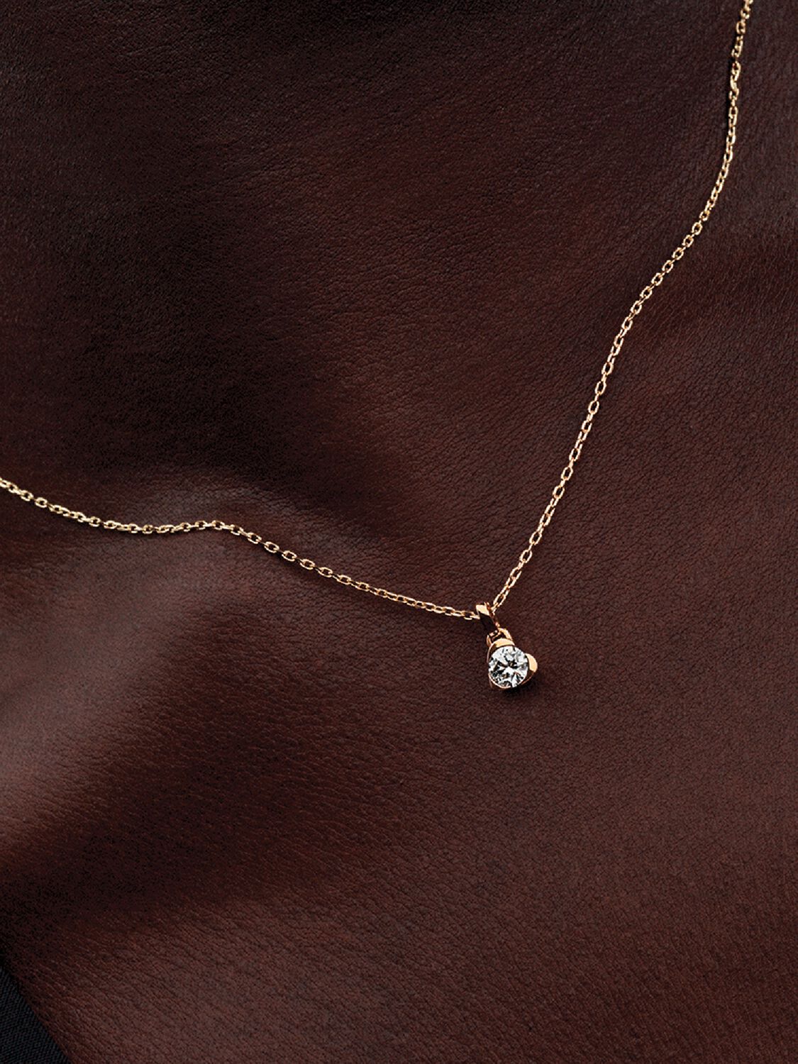 Q324_TALISMAN_PDP_MODEL_SINGLE_352903C01_YG_1x1_RGB_pendant