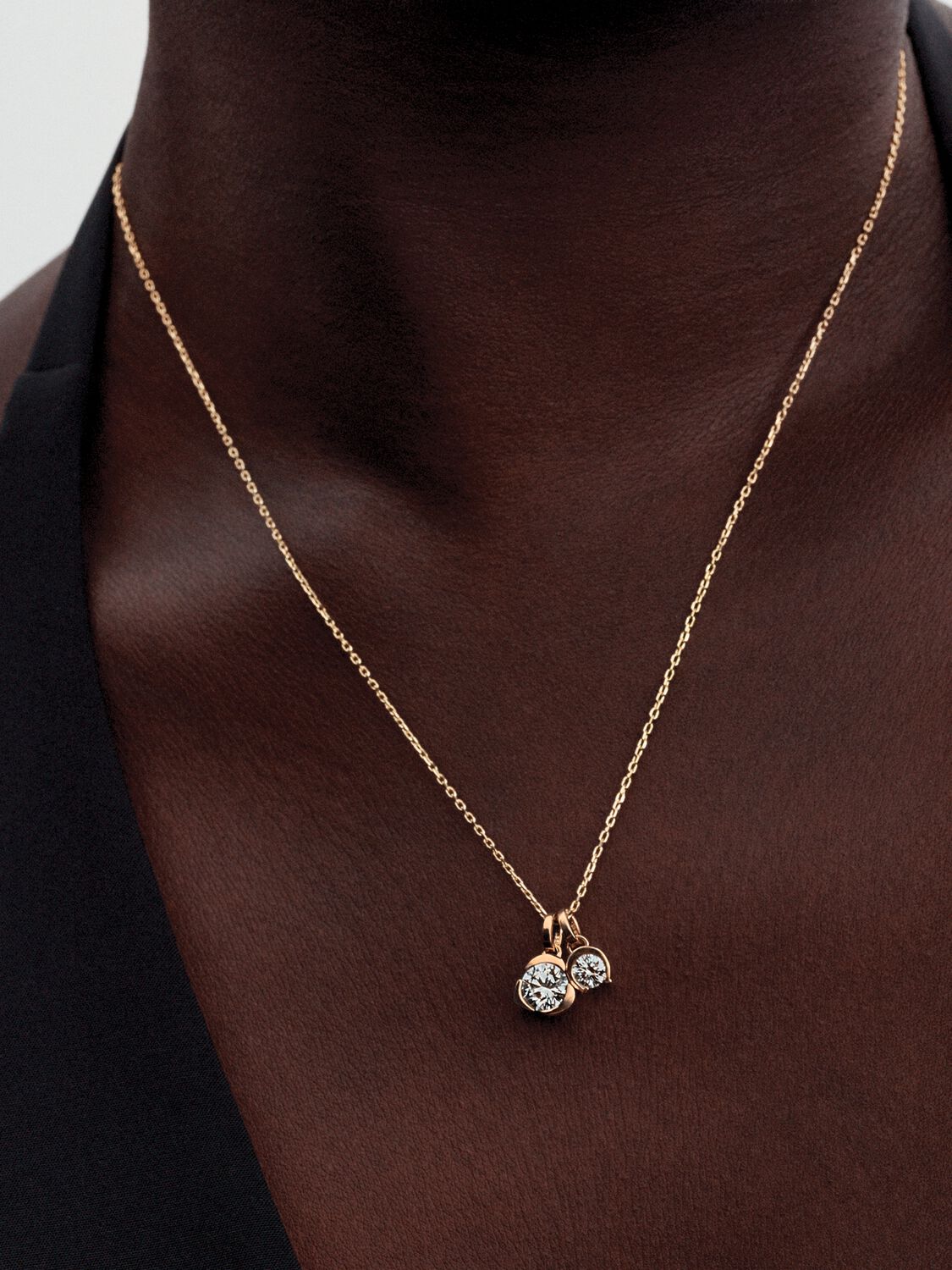 Q324_TALISMAN_PDP_MODEL_STYLED_02_YG_1x1_RGB