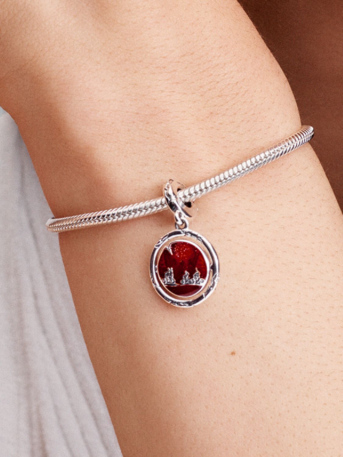 Q424_G_PDP_MODEL_SINGLE_19_V2_1x1_RGB_charm