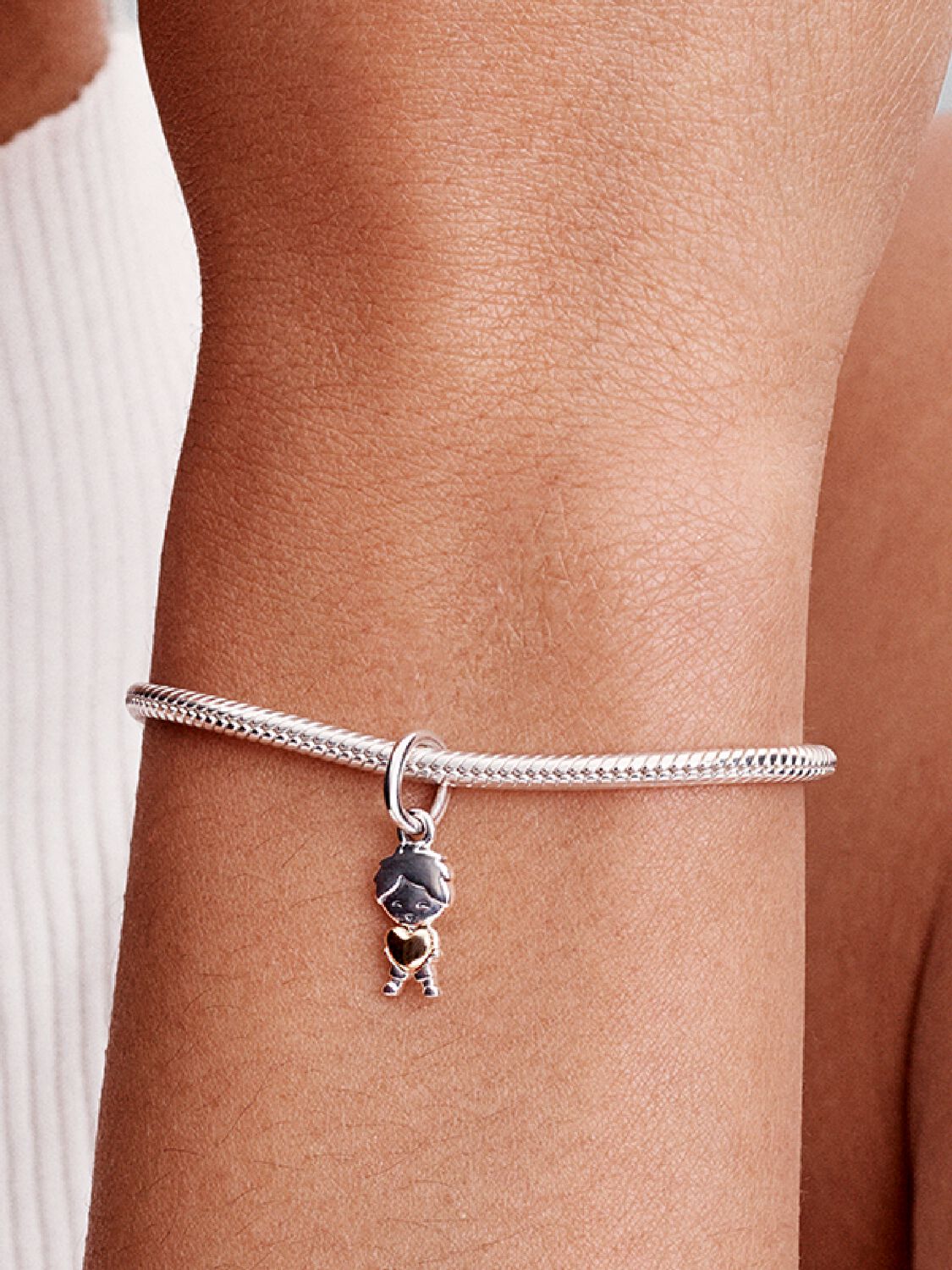 Q424_G_PDP_MODEL_SINGLE_41_1x1_RGB_charm