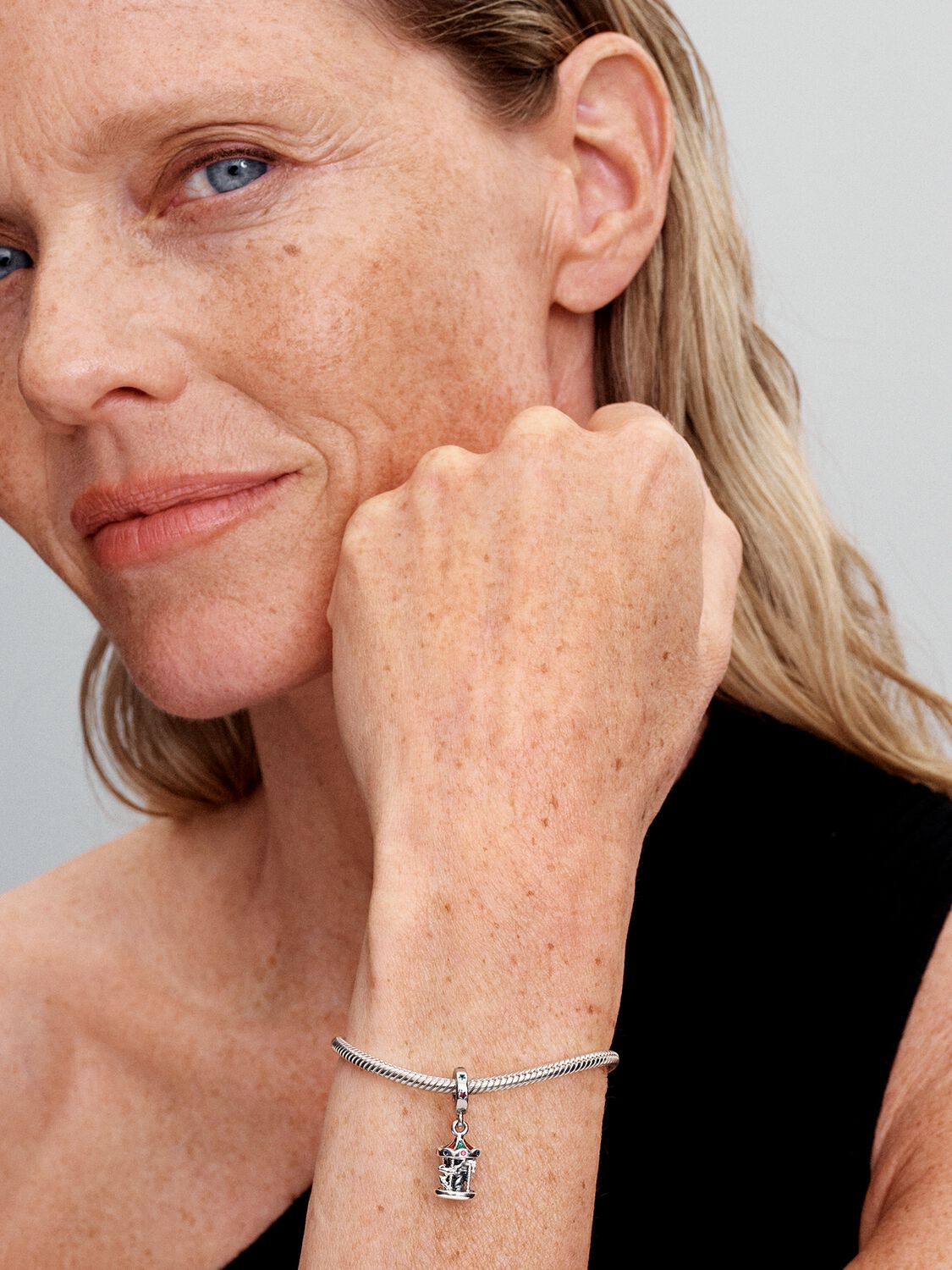 Q424_G_PDP_MODEL_SINGLE_79_1x1_RGB