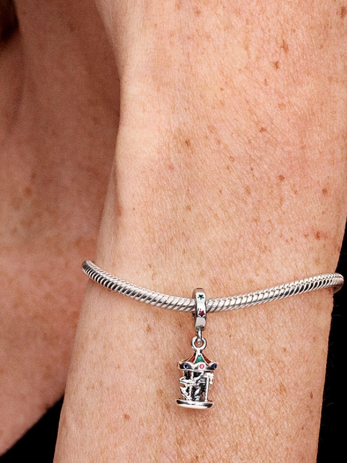 Q424_G_PDP_MODEL_SINGLE_79_1x1_RGB_charm