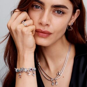 Q424_G_PDP_MODEL_STYLED_15_1x1_RGB