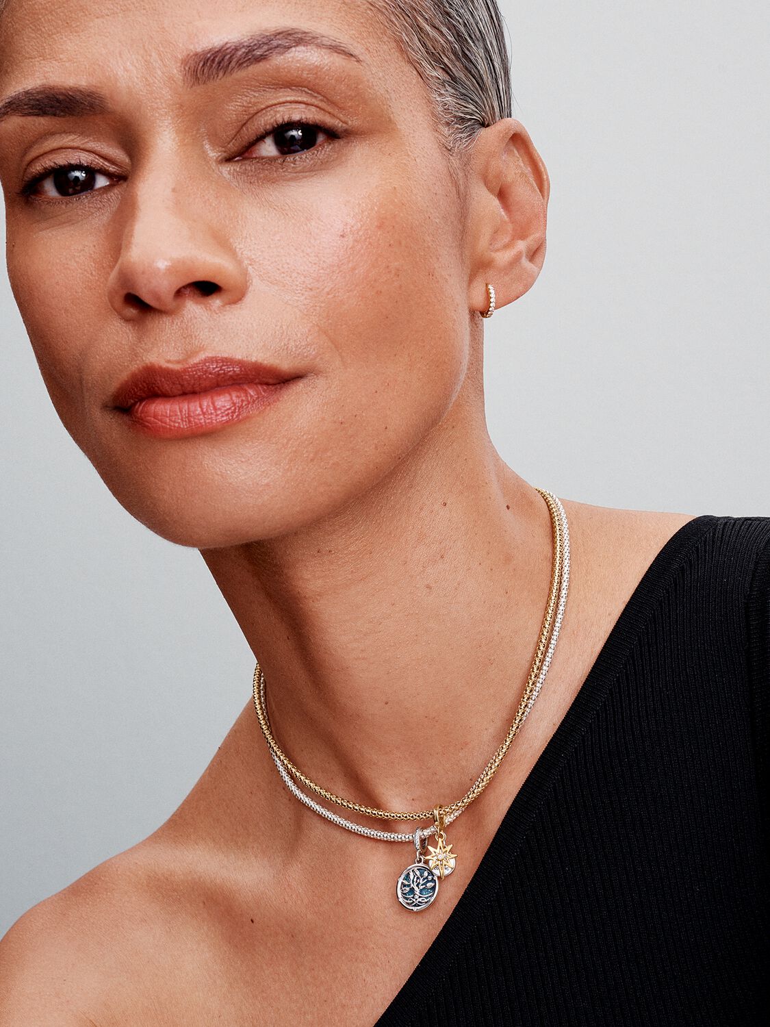 Q424_G_PDP_MODEL_STYLED_19_1x1_RGB