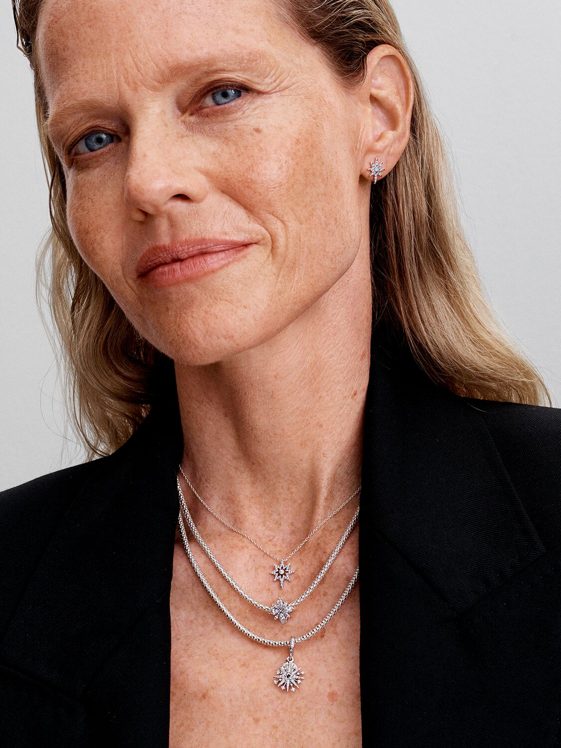 Q424_G_PDP_MODEL_STYLED_22_1x1_RGB