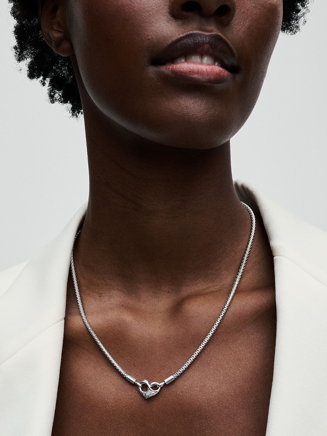 SS24_A_PDP_Model_Single_18_1x1_RGB