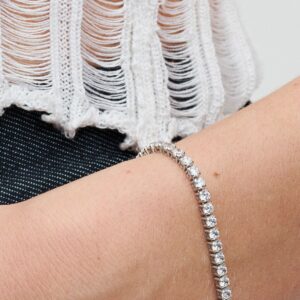 SS24_A_PDP_Model_Single_41_1x1_RGB_bracelet