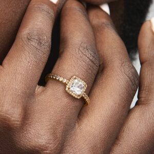 150188CZ_ABC123_MODEL_eCOM_02_RGB