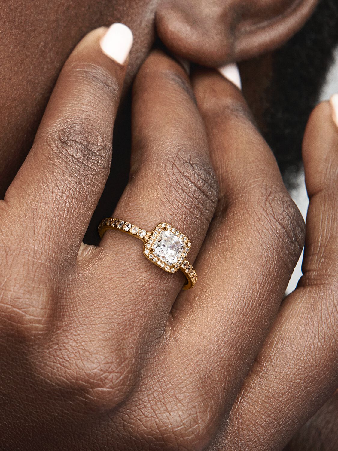 150188CZ_ABC123_MODEL_eCOM_02_RGB