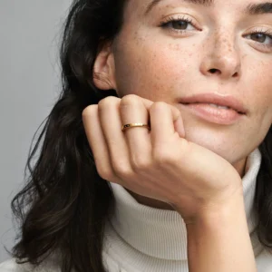 152230C00_ABC123_MODEL_eCOM_01_RGB