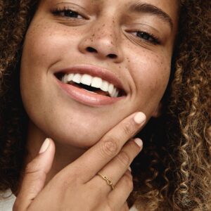 168898C00_ABC123_MODEL_eCOM_01_RGB