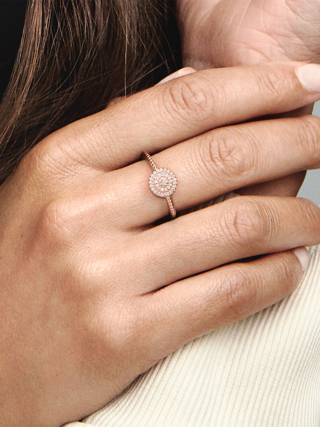 180986CZ_ABC123_MODEL_eCOM_02_RGB